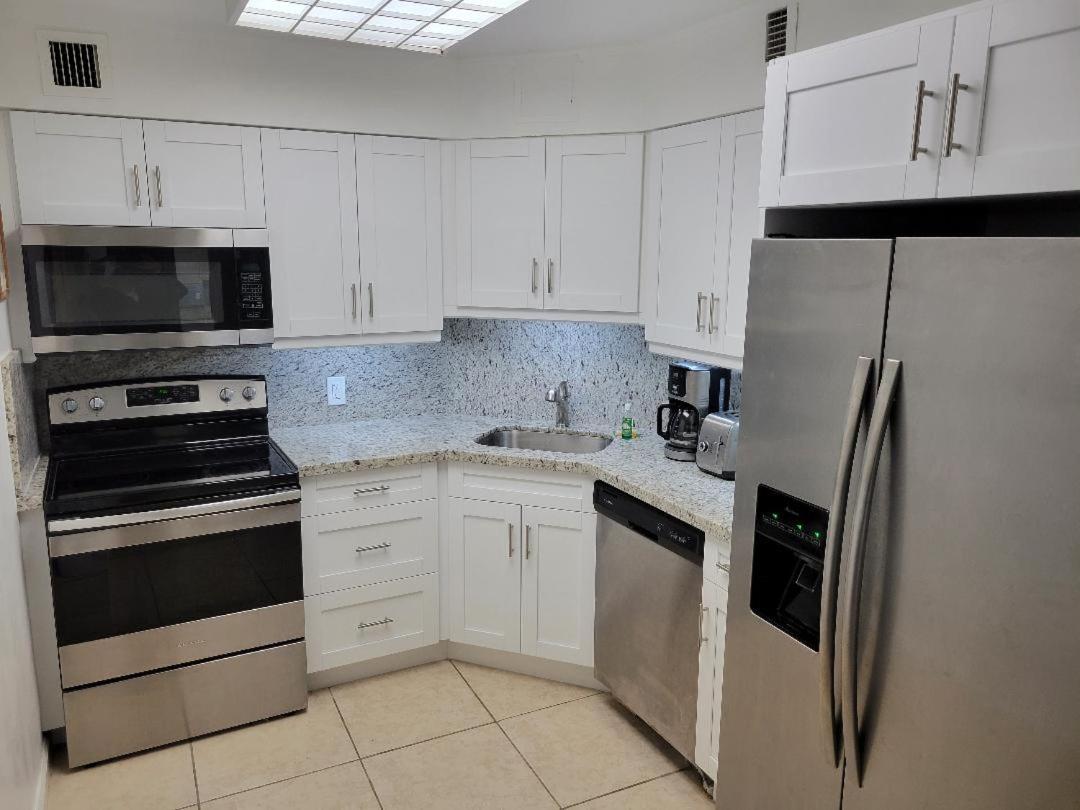 2 Bedroom 2 Bath Beachfront Condo On Miami Beach Millionaire Row Eksteriør billede